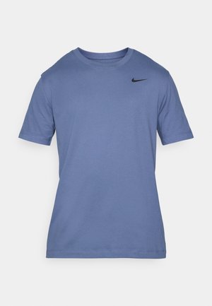 Blå t-skjorte med korte ermer laget av en bomullsblanding, med rund hals og en liten svart Nike-logo på venstre brystområde.