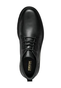 Zapato de vestir de cuero negro con diseño de cordones, puntera redondeada y plantilla acolchada que muestra "GEOX RESPIRA" en dorado. Textura suave en general.