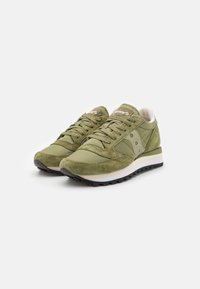 Olivgrüne Sneaker aus Wildleder und synthetischen Materialien mit runder Zehenform, Schnürverschluss und einer weißen Zwischensohle sowie einer strukturierten schwarzen Außensohle.