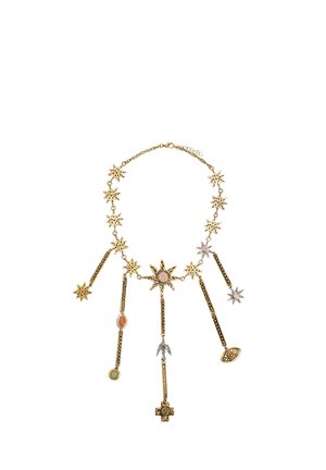 Naszyjnik w złotym odcieniu z zawieszkami w kształcie gwiazdek i wiszącymi zawieszkami, w tym okiem, krzyżem oraz kolorowymi akcentami kamieni szlachetnych.