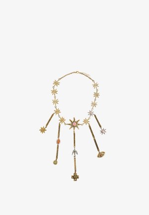 Naszyjnik w złotym odcieniu z zawieszkami w kształcie gwiazdek i wiszącymi zawieszkami, w tym okiem, krzyżem oraz kolorowymi akcentami kamieni szlachetnych.