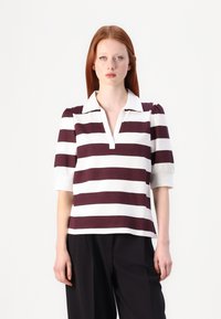 Stripet polo-skjorte med burgunder- og hvite farger, korte puff-ermer og krage. Stoffet virker glatt med en avslappet passform.