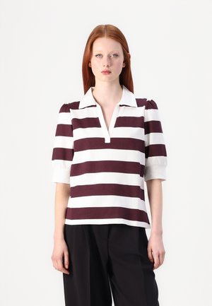 Stripet polo-skjorte med burgunder- og hvite farger, korte puff-ermer og krage. Stoffet virker glatt med en avslappet passform.