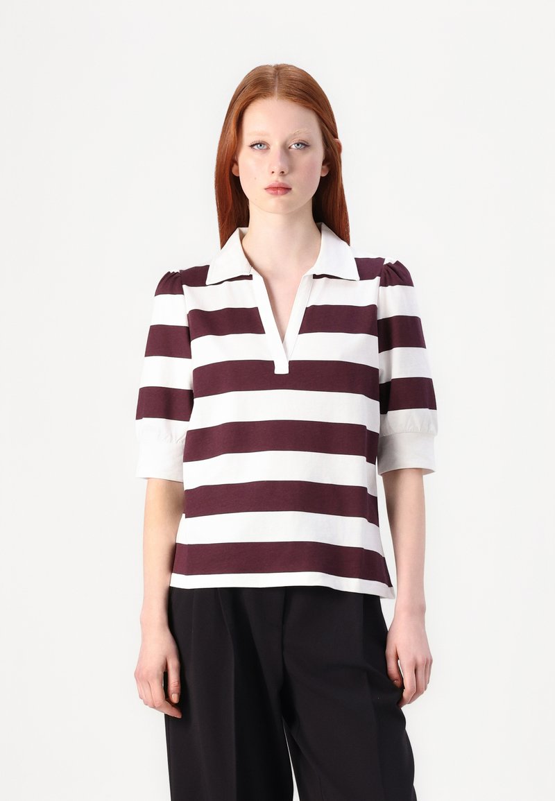Stripet polo-skjorte med burgunder- og hvite farger, korte puff-ermer og krage. Stoffet virker glatt med en avslappet passform.