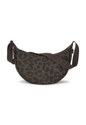 Borsa a tracolla a forma di mezzaluna con stampa leopardata marrone scuro e tracolla marrone regolabile, logo Johnny Urban sul davanti, chiusura con zip in alto.