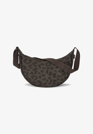 Kabelka cez plece v tvare polmesiaca s tmavohnedou leopardou potlačou a nastaviteľným hnedým popruhom, logom Johnny Urban vpredu, zapínaním na zips hore.