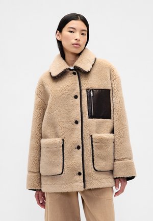 GAP GAP SANDY LIANG REVERSIBLE VEGAN LEATHER SHERPA JACKET - Casaco de pele sintética - dark brown