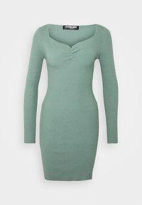 Robe à manches longues côtelée de couleur vert doux, avec un décolleté carré et un détail froncé au niveau de la poitrine, présentant une silhouette ajustée.