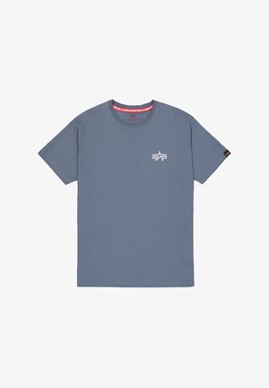 Zila kokvilnas T-krekls ar īsām piedurknēm, apaļu kakla izgriezumu un mazu baltu logotipu uz krūts. Gluda tekstūra un standarta piegriezums.