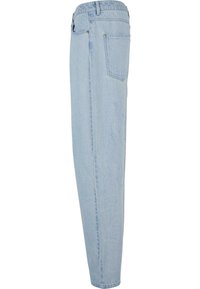 Blugi din denim de culoare bleu deschis, cu un design pe picior drept, având cusături decorative asemănătoare cu flăcări în alb pe lateral. Două buzunare din spate vizibile.