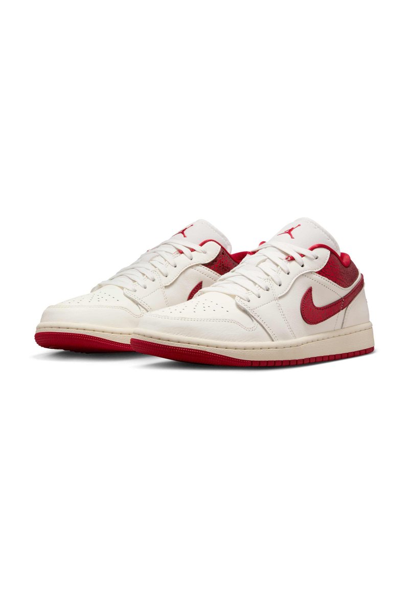 AIR JORDAN 1 LOW SE - Tenisky - sail/varsity red team red