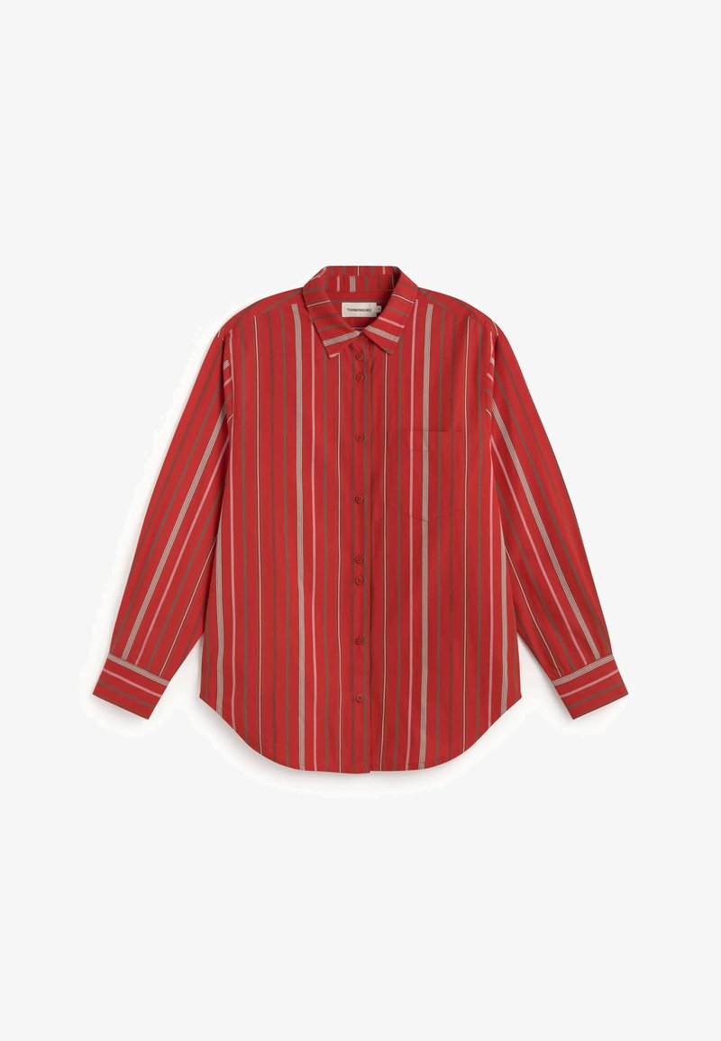 Chemise rouge à manches longues boutonnée avec des rayures verticales de différentes largeurs en blanc, beige et marron, avec un col et une poche poitrine.