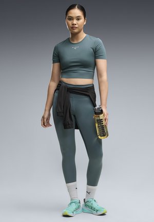 Puma, W PUMA X HYROX PWRMODE CROP TEE - Αθλητικό μπλουζάκι - herb garden