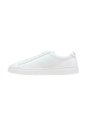 Biały niskoprofilowy sneaker z gładką skórzaną cholewką, wiązany na sznurówki i z płaską gumową podeszwą, pokazany od wewnętrznej strony.