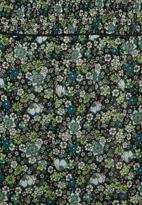 Tessuto floreale con sfondo nero, caratterizzato da fiori verdi, blu e rosa in diverse forme e dimensioni, con una texture arricchita da dettagli smock nella parte superiore.