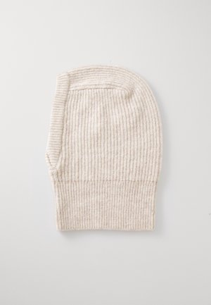 Roomkleurige geribbelde gebreide balaclava die hoofd en nek bedekt met een open gezichtsgedeelte.