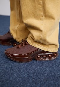 Unselected, light chocolate/velvet brown/dark pony