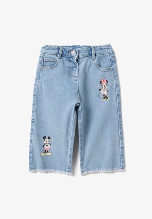 Pantalones cortos de mezclilla azul claro con bordado de Mickey Mouse y Minnie Mouse, con dobladillo deshilachado y dos bolsillos delanteros.