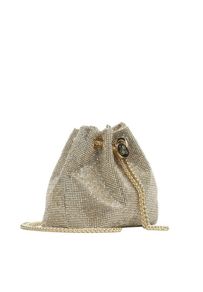 Guldnet-håndtaske med snørelukning, med en guldkæde som rem og dekorative metaldetaljer. Glat, metallisk tekstur.