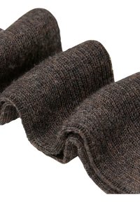 Texturerat mörkbrunt stickat tyg, som visar en mjuk väv och subtila färgvariationer, draperat med vågor för visuell djup.