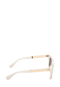 Vita solglasögon med glänsande guldmetallarmar och mörkt tonade linser, visas från sidan mot vit bakgrund.