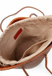 Borsa a secchiello in pelle intrecciata marrone con una fodera in tessuto beige chiaro. Caratterizzata da due tasche interne e spallacci intrecciati.