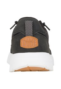 Schwarze Sneaker mit einem Obermaterial aus Wildleder, kontrastierendem grauem Stoffrand, weißer Zwischensohle und einem hellbraunen Lederpatch mit der Marke "HEY DUDE". Strukturierte Schnürsenkel inklusive.