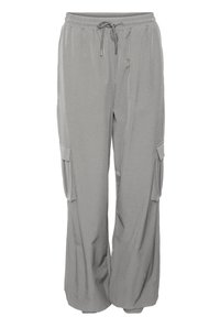 Pantalons cargo larges gris en tissu doux, dotés d'une taille élastique avec cordon de serrage et de poches latérales pour une fonctionnalité accrue.