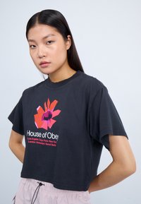 Obey Clothing HOUSE OF FLORAL - Camiseta estampada - digital black