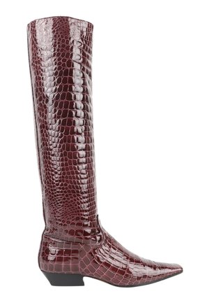 Botte haute brillante bordeaux avec bout pointu et texture cuir de crocodile, avec un petit talon noir.