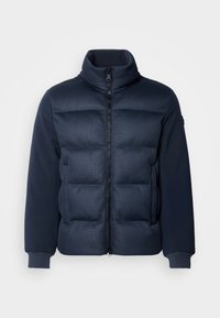 Μπλε ελαστικό παλτό με επένδυση που διαθέτει καπιτονέ μπροστινή πλευρά, ψηλό γιακά και λεία μανίκια. Κλείσιμο με φερμουάρ και πλεκτές μανσέτες. Υφή σχεδιαστικών στοιχείων σε όλη την επιφάνεια.