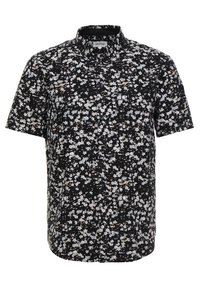 Lyhythihainen musta puuvillapaita, jossa valkoinen ja vaaleanpunainen kukkakuosi, edessä napillinen ja klassinen kaulus.