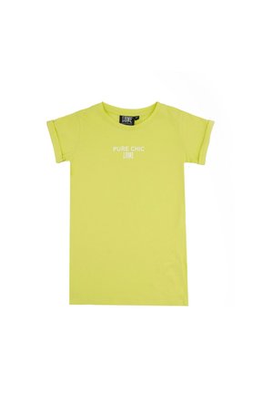 T-shirt vert citron à manches courtes, avec des revers aux poignets et les inscriptions blanches « Pure Chic » et « Leone », sur fond blanc.