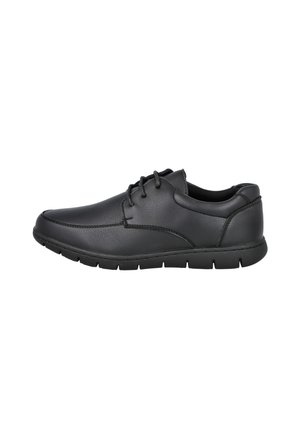 Zapato casual negro de cuero con cordones, cuello acolchado y suela de goma segmentada, vista lateral sobre fondo blanco.