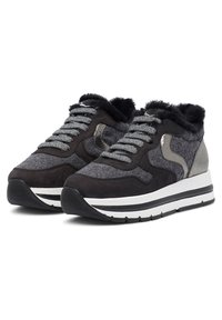 Baskets noires et grises avec une finition texturée, des accents métalliques, des lacets gris et une semelle blanche et noire. Détail de col en fuzz inclus.