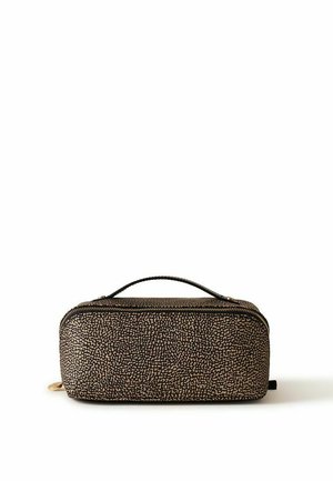 Trousse de toilette rectangulaire avec motif à pois texturé noir et beige, poignée noire sur le dessus et fermeture éclair le long du bord supérieur.