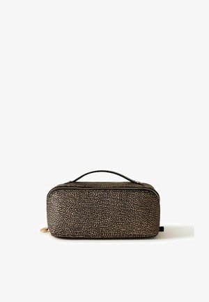 Borsa da toilette rettangolare con motivo a puntini nero e beige strutturato, manico nero sulla parte superiore e chiusura con cerniera lungo il bordo superiore.