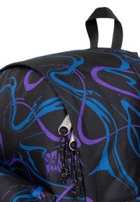 Mochila de tela negra con patrones en espiral azules y morados, doble cremallera con cordones para tirar y un asa superior para un fácil transporte.