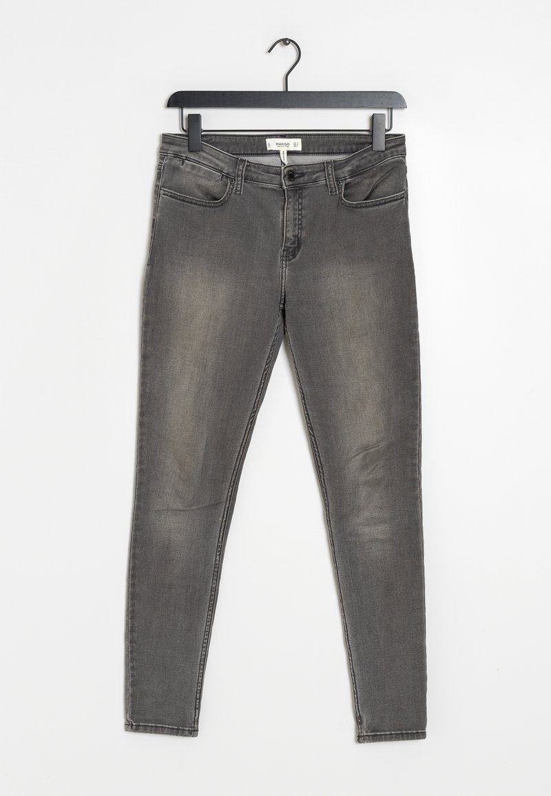 Harmaat farkku skinny-farkut, joissa on hieman haalistunut pinta, viisi taskua ja perinteinen nappi- ja vetoketjukiinnitys. Roikkuu mustasta koukusta.