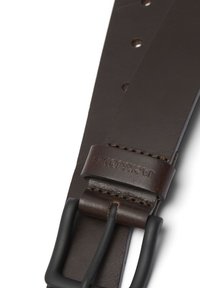 Ceinture en cuir marron avec une texture lisse, dotée de multiples trous pour l'ajustement et d'une boucle en métal noir mat. Logo de la marque embossé sur le cuir.