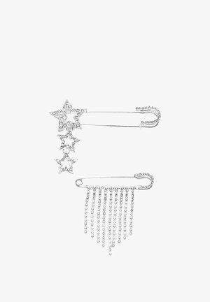 Dve strieborné bezpečnostné špendlíky zdobené brúsenými kamienkami; jeden má tri prívesky v tvare hviezd, druhý má niekoľko visiacej retiazky.