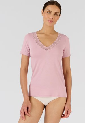 Roze T-shirt met korte mouwen, een V-hals en kantafwerking rond de halslijn. Zacht, glad materiaal met een getailleerd ontwerp.