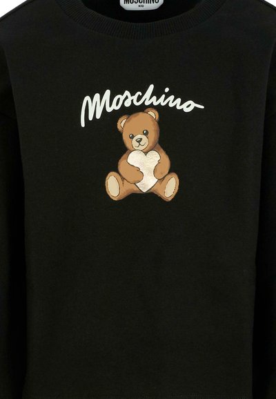 Felpa nera con un'illustrazione di un orso bruno che tiene un cuore, con il logo "Moschino" stampato sopra in bianco.