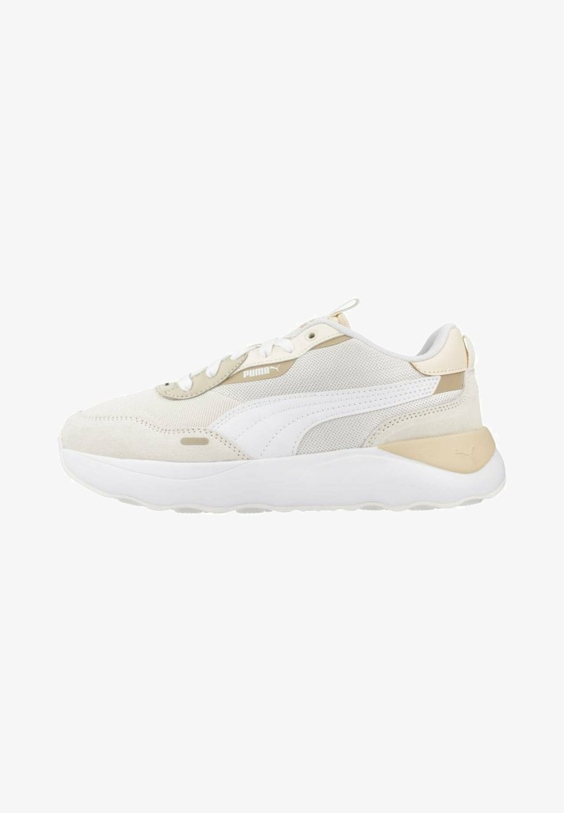 Weiße und beige Sportsneaker mit Mesh- und Wildledertexturen, ausgestattet mit einer dicken weißen Sohle und dezentem Branding an der Seite.