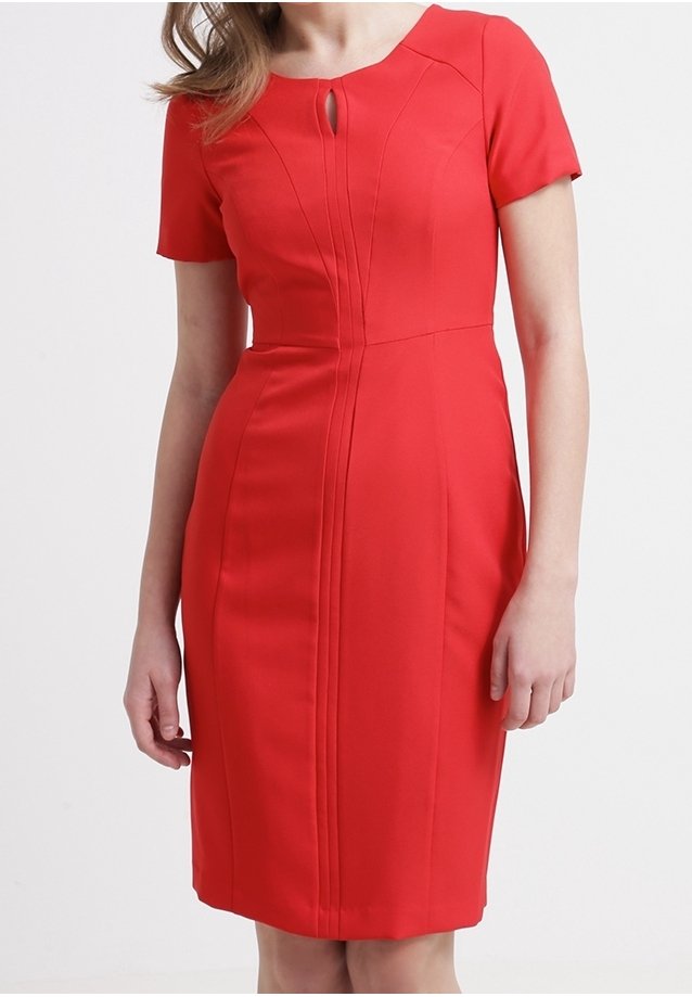 Rode nauwsluitende jurk met korte mouwen, voorzien van een ronde halslijn en een keyholedetail. Gemaakt van glad, gestructureerd materiaal met verticale naden.