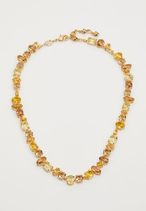 Collana in tono oro con gemme gialle e ambra di forma ovale, rettangolare e rotonda collegate, dotata di chiusura a gancio e catena regolabile.