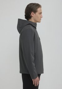 Graue, wasserdichte Jacke mit Kapuze, ausgestattet mit einem Frontreißverschluss und seitlichen Taschen, glatter Textur und schlanker Passform.