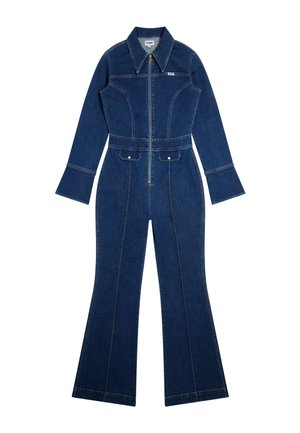 Σκούρο μπλε τζιν ολόσωμη φόρμα με μακριά μανίκια, φερμουάρ μπροστά, φαρδιά γιακά, δύο τσέπες στο στήθος με κουμπιά και καμπυλωτά μπατζάκια.