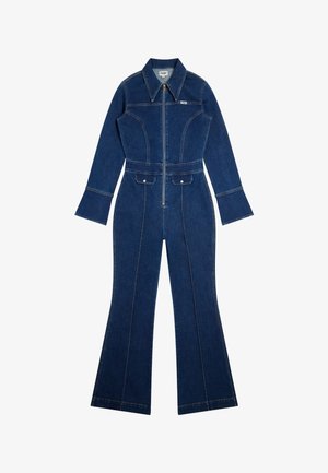 Sötétkék farmer overall hosszú ujjal, elején cipzárral, széles gallérral, két gombos zsebfedős mellzsebbel és bővülő szárú nadrággal.