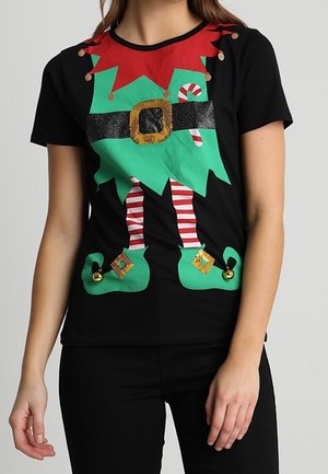 T-shirt noir à manches courtes avec imprimé coloré de costume d'elfe, comprenant un col rouge, une ceinture verte, un bâton de sucre d'orge, des leggings rayés et des chaussures vertes avec des grelots.